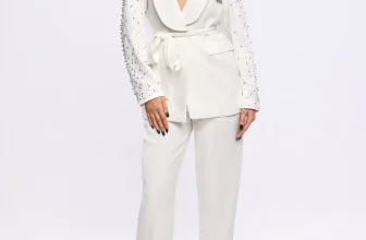 Compleu alb prevazut cu strasuri si pantaloni evazati