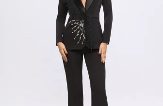 Compleu elegant format din doua piese cu sacou cambrat accesorizat cu pene si pantaloni cu talie inalta evazati