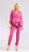 Compleu elegant fucsia format din doua piese sacou prevazut cu volane si pene si pantaloni conici