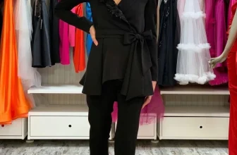 Compleu elegant negru prevazut cu sacou elegant cu volane si broderie pretioasa