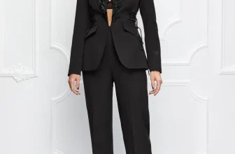 Compleu elegant negru prevazut cu sacou cambrat accesorizat cu snurt la talie si broderie pretioasa la revere