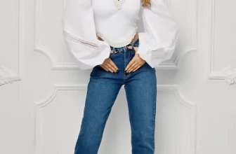 Corset alb elegant accesorizat cu perle decortive si maneci bufante