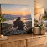 Tablou canvas personalizat și cadou împachetat într-un living