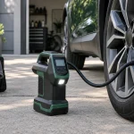 Compresor auto portabil conectat la roata unei mașini