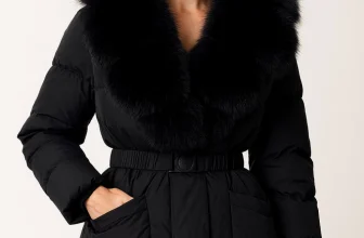 Geaca neagra prevazuta cu blana naturala detasabila si centura pe elastic