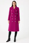 Palton dama fucsia cambrat cu lungimea midi prevazut cu doua randuri de nasturi metalici aurii