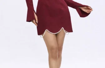 Rochie scurta cu decolteu drept si perle la baza