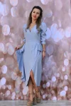 Rochie eleganta bleu midi cu slit si aspet petrecut