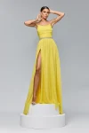 Rochie lunga de ocazie din voal galben accesorizata cu detalii pretioase la talie