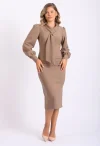 Rochie eleganta bej cu lungimea midi si croi cambrat cu maneca lunga