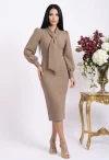 Rochie eleganta bej cu lungimea midi si croi cambrat cu maneca lunga