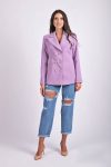 Sacou lila cambrat accesorizat cu doua randuri de nasturi
