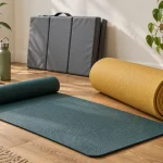 Saltea subțire de yoga desfășurată, saltea groasă rulată și saltea pliabilă într-un colț de antrenament