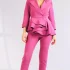 Compleu elegant roz prafuit format din doua piese sacou prevazut cu volane si pene si pantaloni conici