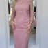 Rochie lunga fucsia conica cu slit pe mijlocul picioarelor si broderie pretioasa cu perle in partea superioara